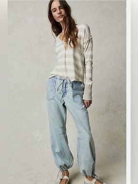 We The Free Play Hard Low-rise. Light Wash Drawstring Jogger Jeans - Women